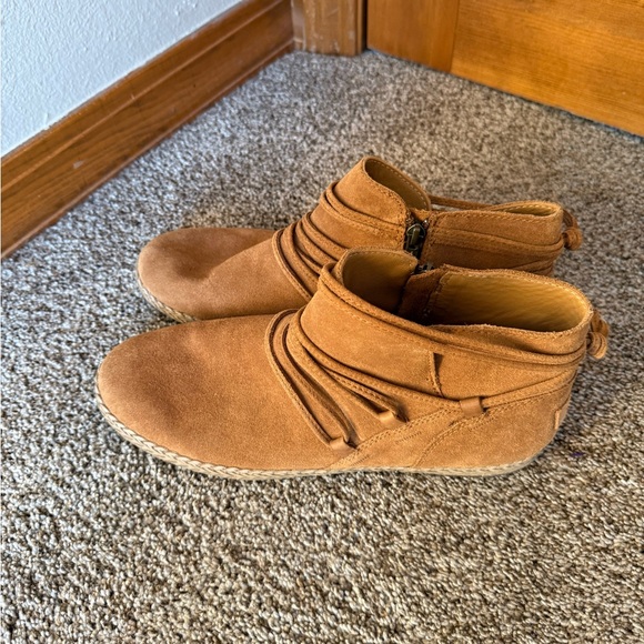 UGG Women’s Brown Moccasin like Boots size 11 - Picture 2 of 5